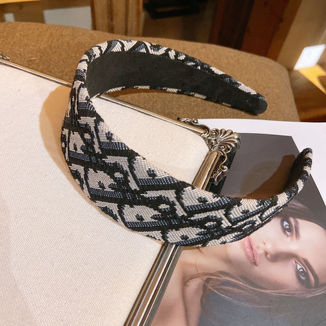 アルファベットの蝶結びのカチューシャは顔の小さいカチューシャを見せます。