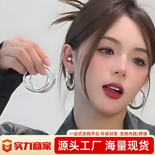 Classic Large Hoop Earrings for Women with Square and Round Faces, Retro Commuter Style, Minimalist Ins Fashion Earrings