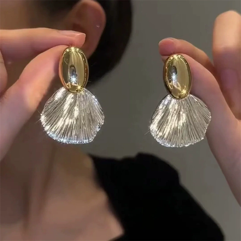 Earrings, retro metal ginkgo‑leaf design, light‑luxury gold finish, 8 × 6 × 1 cm