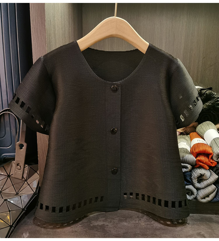 Áo cardigan nữ cổ tròn tay ngắn dáng rộng khoét lỗ xếp ly — Màu đen, Màu hồng, Màu mơ chi tiết 13