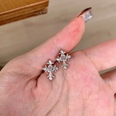 拉丝细闪鸢尾花十字架耳钉2025新爆款高级感耳环独特中古风耳饰女