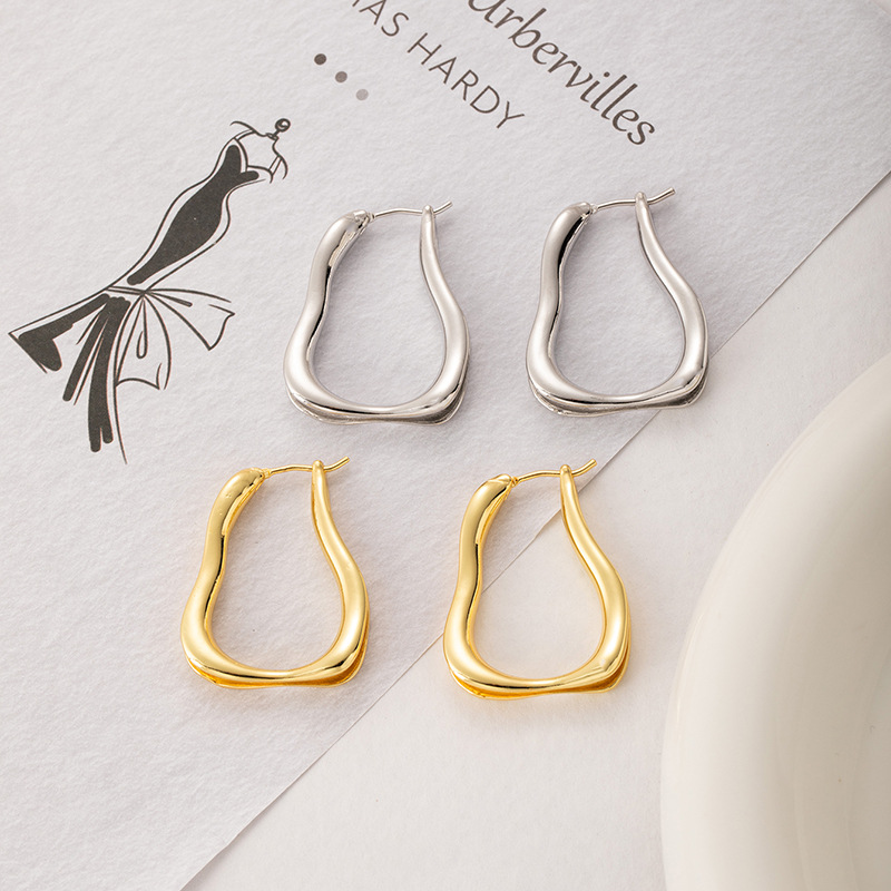 Elegant small fashionable design earrings
