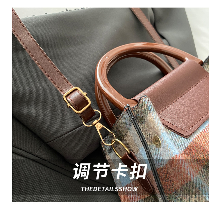 This is a trendy and stylish single-shoulder underarm bag with a contrasting color for the autumn of 2024. It features a unique design and is retro and individualistic undefined