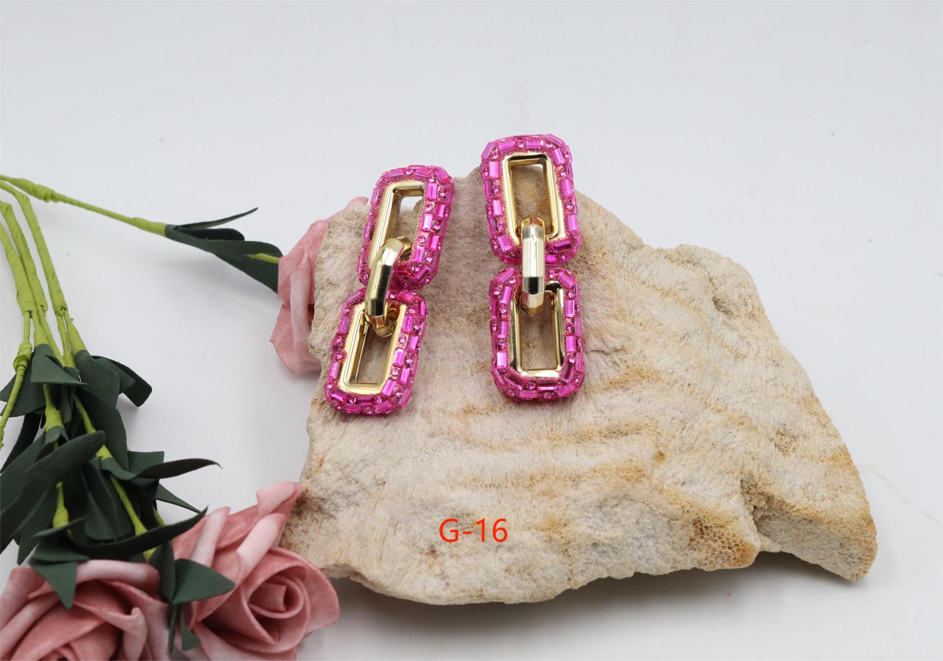 Orecchini pendenti a catena con diamanti geometrici_voghion.com