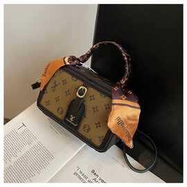 包包女士斜挎包时尚百搭新款单肩手提包日常搭配箱形硬壳女包批发