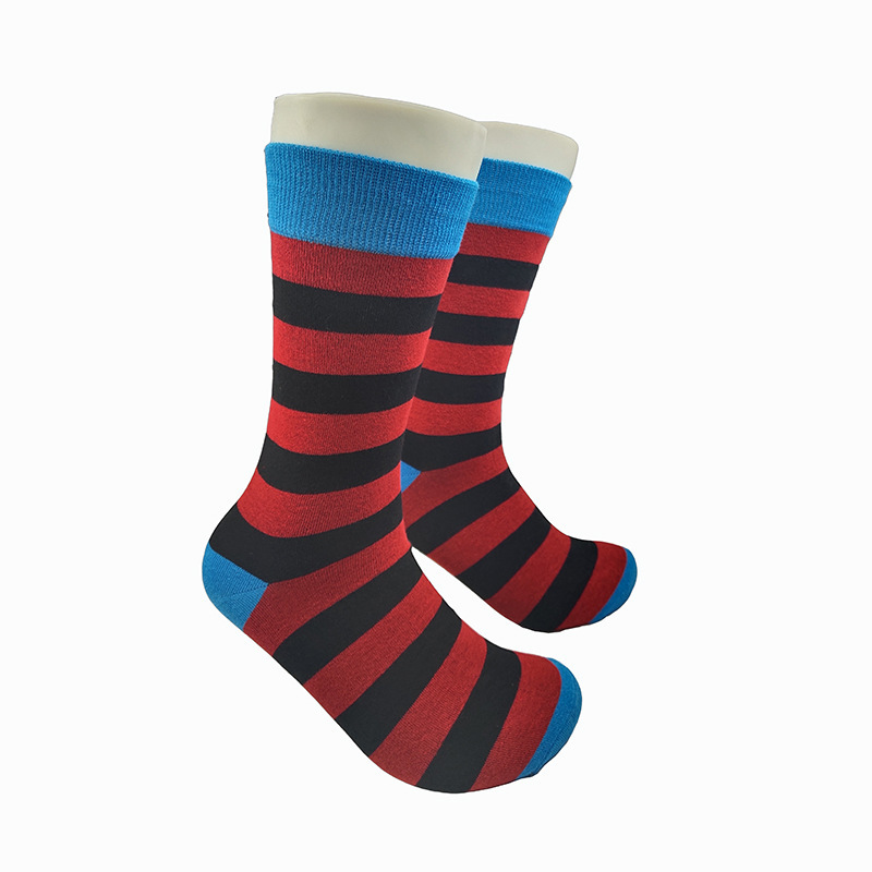 Calcetines de moda de dibujos animados de suministro de punto transfronterizo su Yu esponja bebé película hombres y mujeres calcetines de media pantorrilla