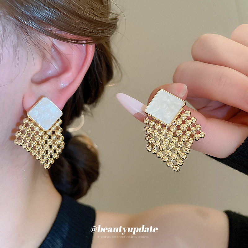 Pendientes en forma de diamante tejidos con aguja de plata Pendientes de temperamento de alta gama de lujo ligero Pendientes de todo fósforo de moda de nicho retro femenino