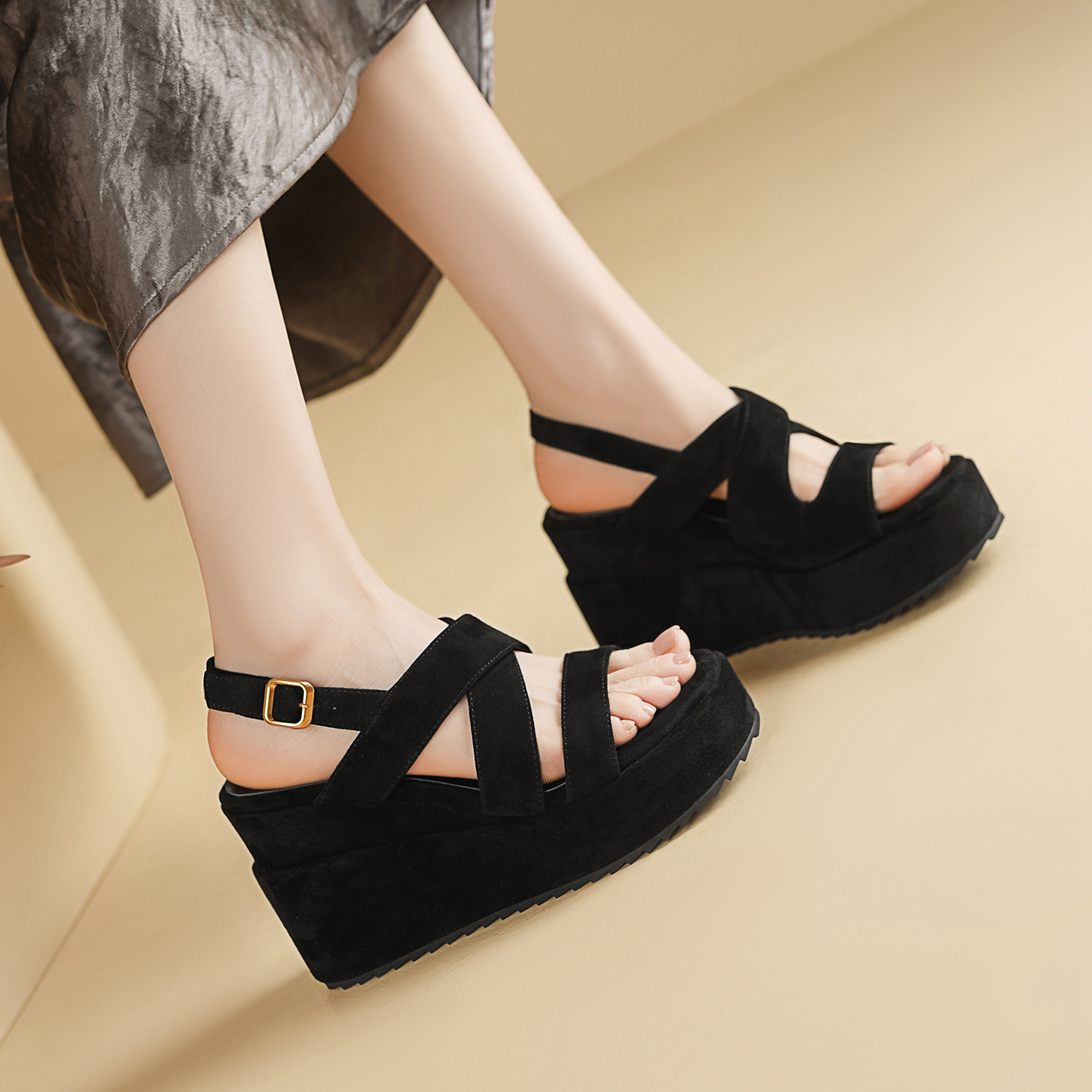 Sandal nữ hở mũi quai chéo đế xuồng cao gót 10 cm — Da cừu đen