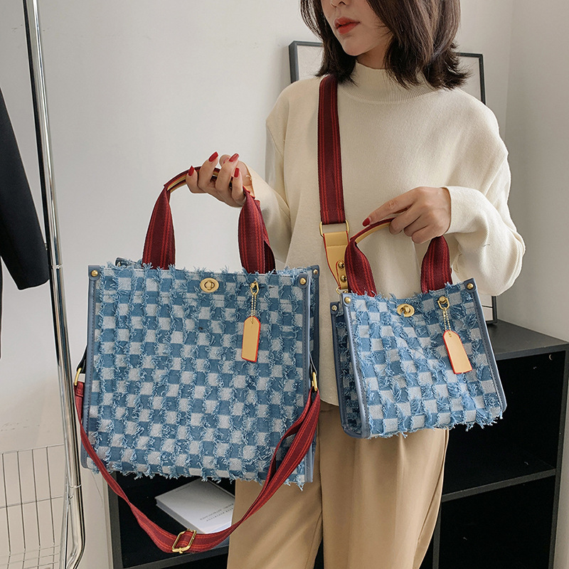 Bolso tote de mezclilla para mujer, nuevo estilo transfronterizo 2025, bolso de mano con borlas y diseño de tablero de ajedrez, bolso cruzado moderno grande y pequeño