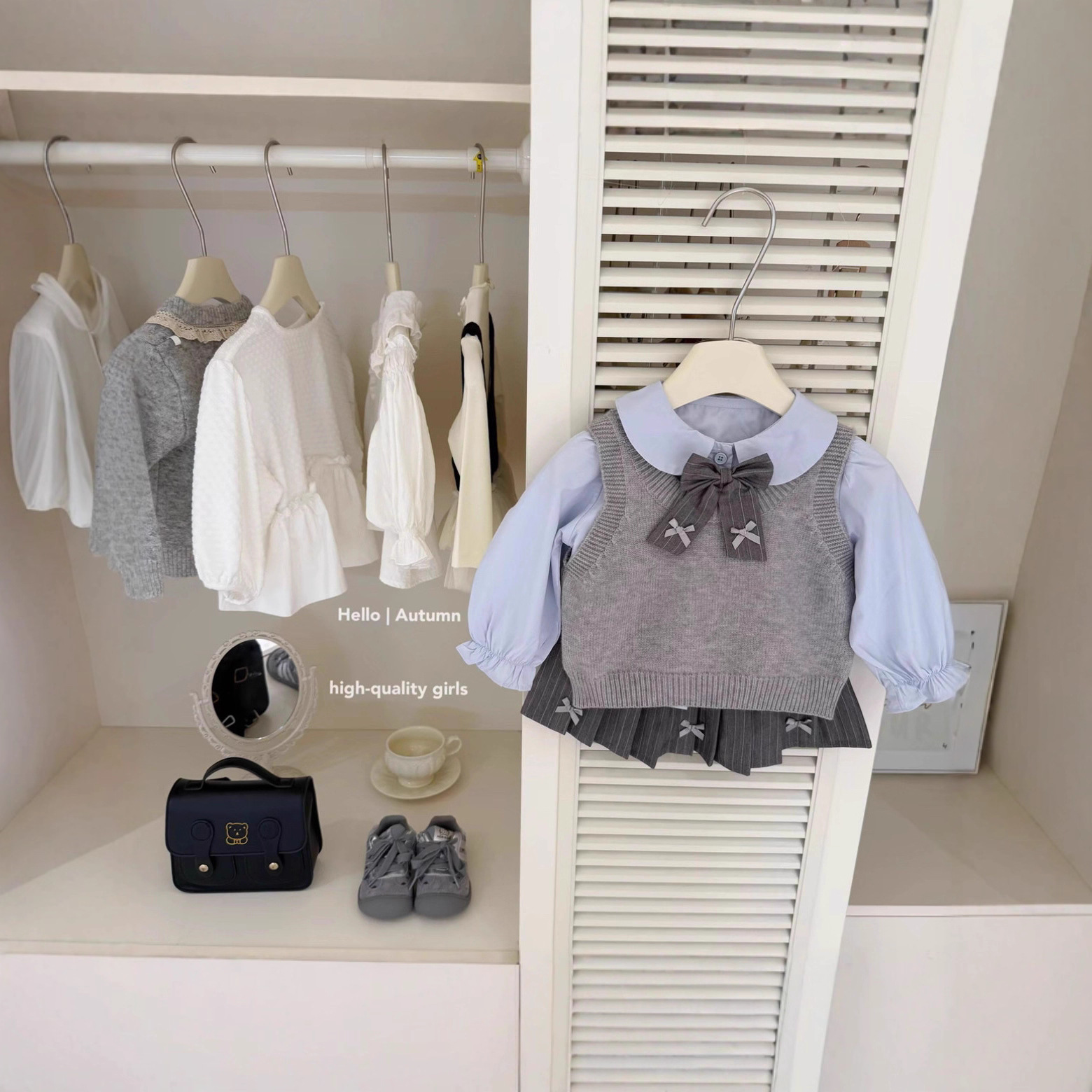 Mädchen-Anzug im College-Stil, Frühling 2026, modisches Kinder-Outfit im internationalen Stil, Baby-Mädchen-Hemd, Strickweste, Faltenrock_voghion.com