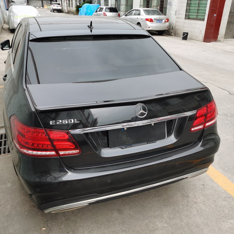 Suitable for 2008-2015 Mercedes-Benz E-Class W212 E200/260/300L/63 Modified Carbon Fiber Pattern Top Wing