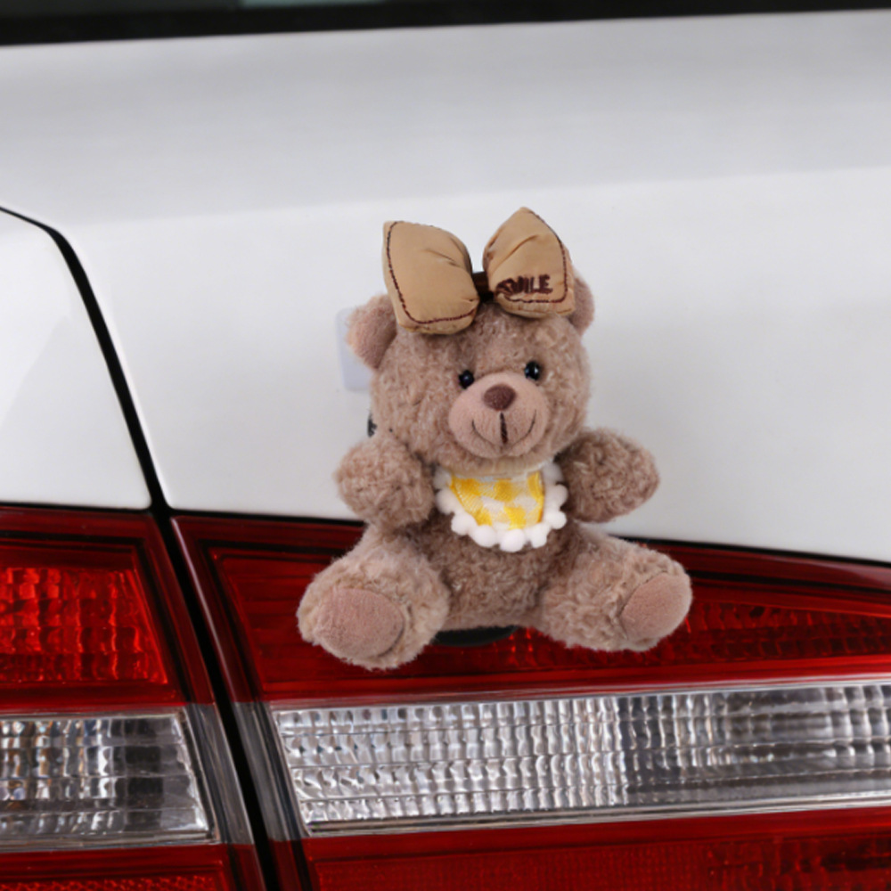 Colgante de coche Colgante trasero Dibujos animados lindo oso trasero trasero muñeca adorno pegatina baúl fuera del coche muñeca