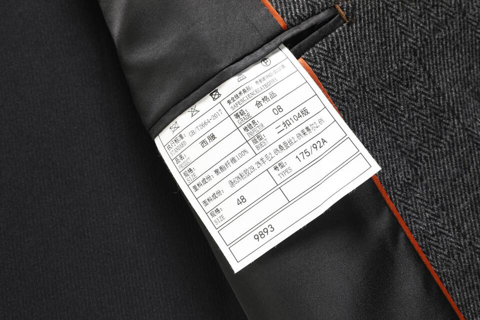 Áo vest nam dáng ôm pha len lông cừu, lụa tơ tằm và Lyocell, một hàng hai cúc, tay dài — màu xám chi tiết 35