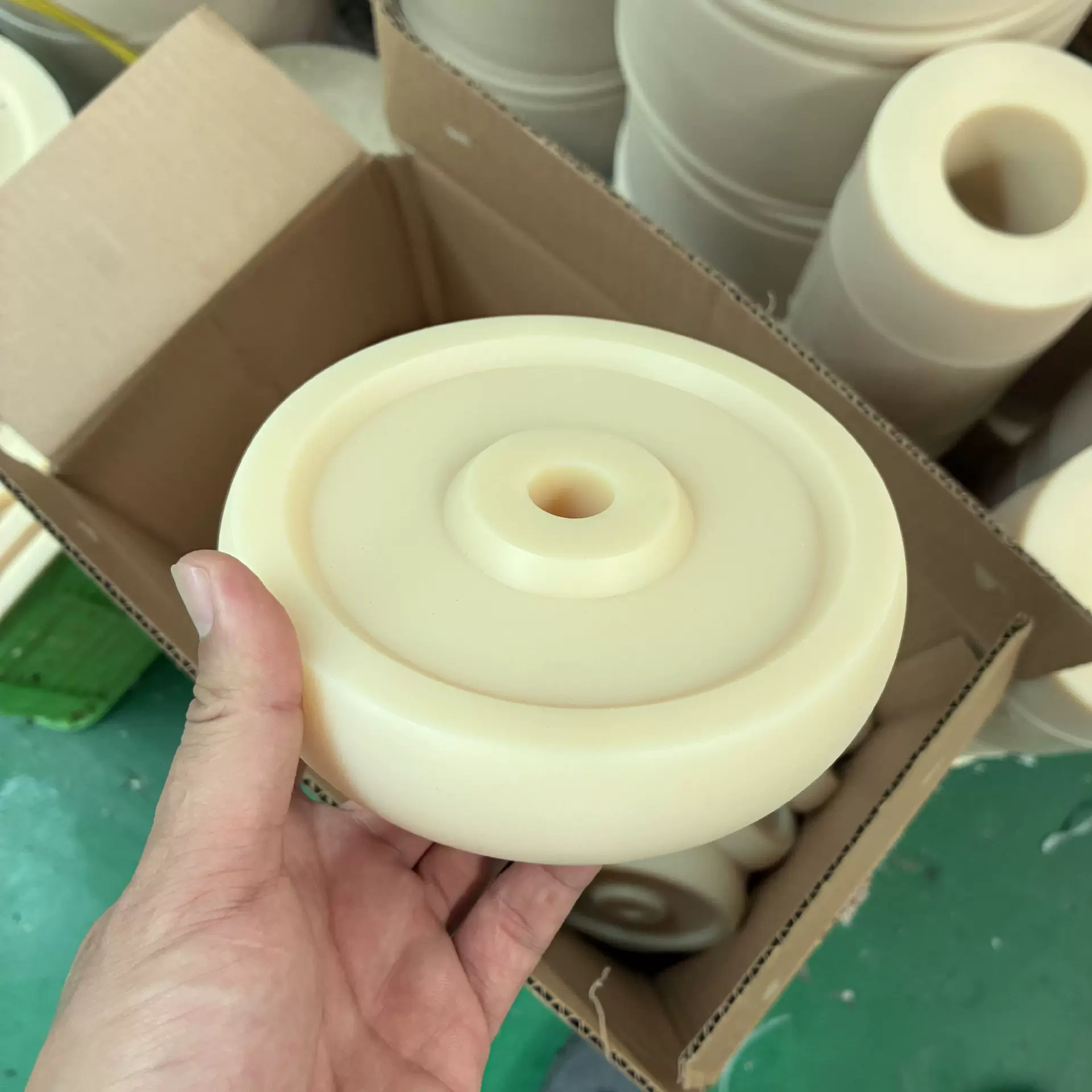 定制尼龙轮米黄色MC尼龙板PA66尼龙棒二硫化钼尼龙件浇筑尼龙件