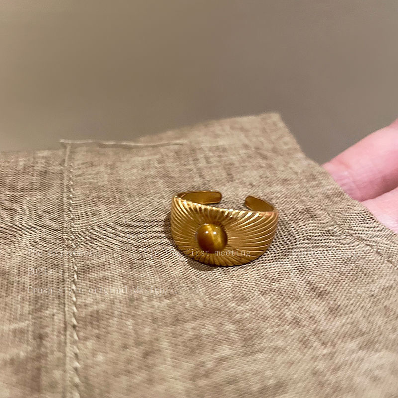 金色のレトロな虎の目の石の口の指輪の女性の西域の民族の風の独特な個性の食べ物の指戒の軽い豪華な大衆の指環|undefined
