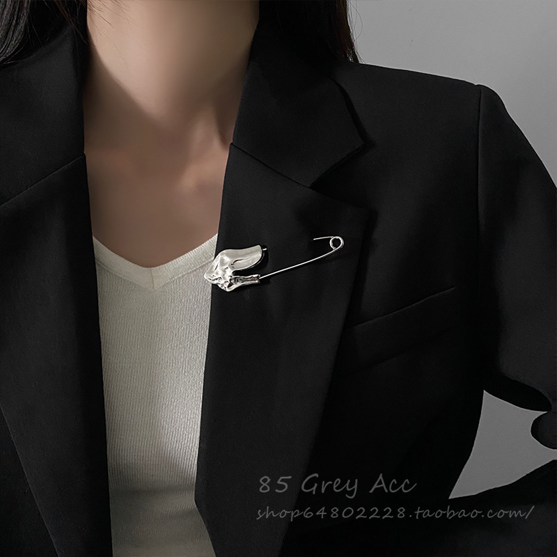 Korean Fashion Simple High-end Brooch Women's Autumn and Winter ins Cold Style High-end Suit Personalized Pin Corsage Men