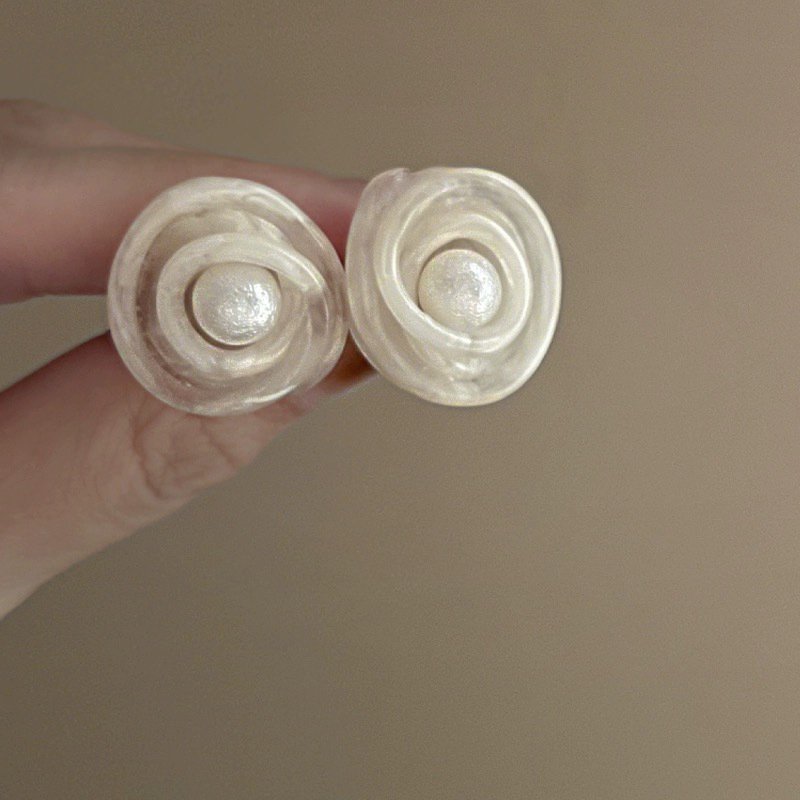 Flores dulces y elegantes transfronterizas, pendientes de perlas de amor, pendientes de estilo literario de moda de nicho, pendientes de todo fósforo con personalidad, mujeres