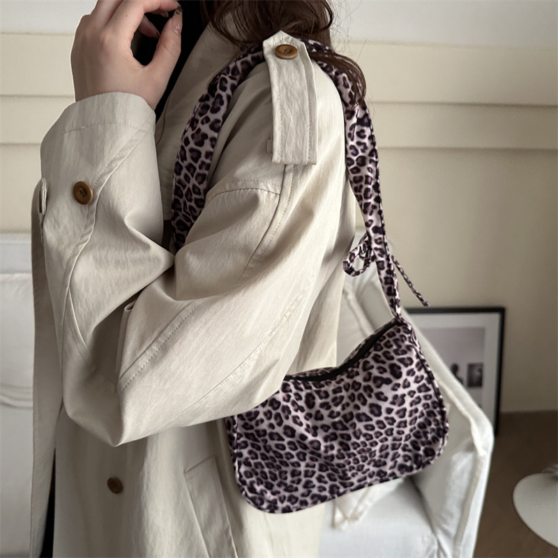 Bolso de moda clásico de leopardo coreano ins2024 otoño y invierno nuevo bolso de gran capacidad de literatura y arte perezoso