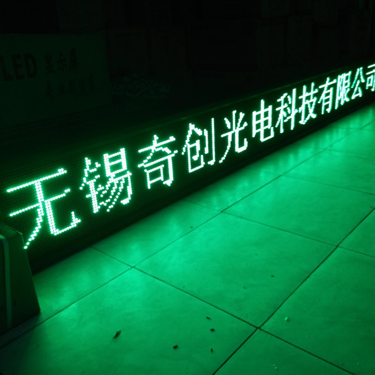 P10 Semi-Outdoor Single Green High-Brightness LED Display Screen, Curved LED Display Screen for Storefronts, Full-Color LED Display Screen