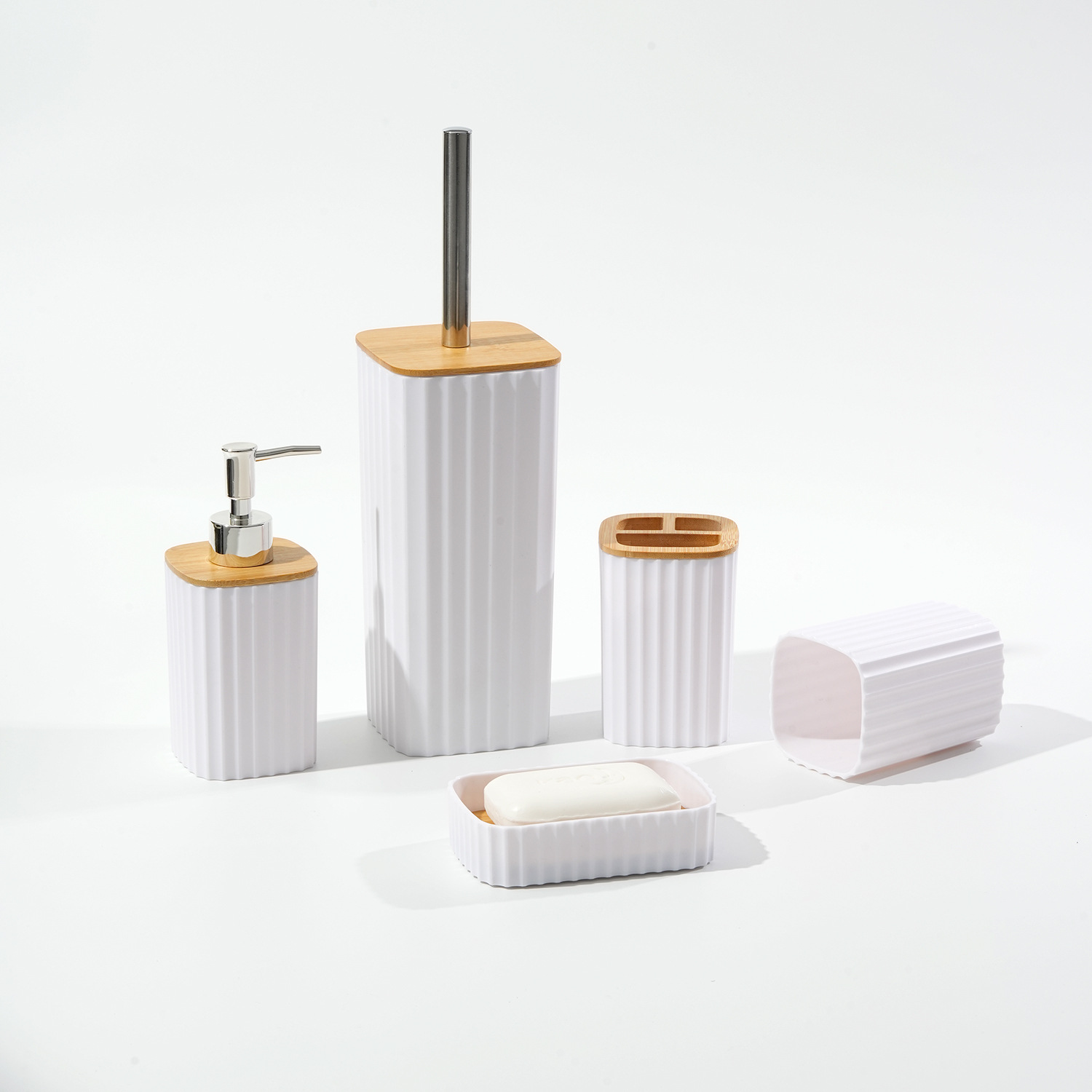 Baño de rayas cóncavas de 5 piezas conjunto de cepillo de inodoro de rayas verticales domésticas botella de embalaje de emulsión de cepillo de dientes taza caja de jabón conjunto