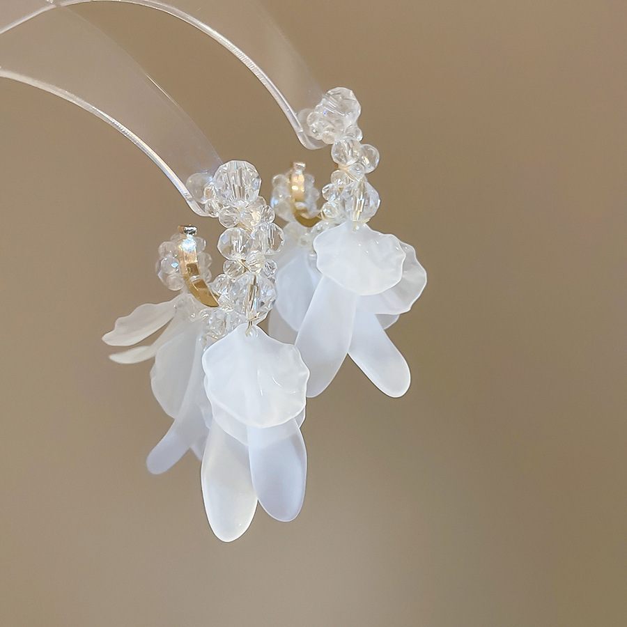 Pendientes de aguja plateados con pétalos de perlas con incrustaciones de diamantes y borlas, pendientes de tuerca de lujo ligeros y de alta gama con un diseño elegante y versátil.