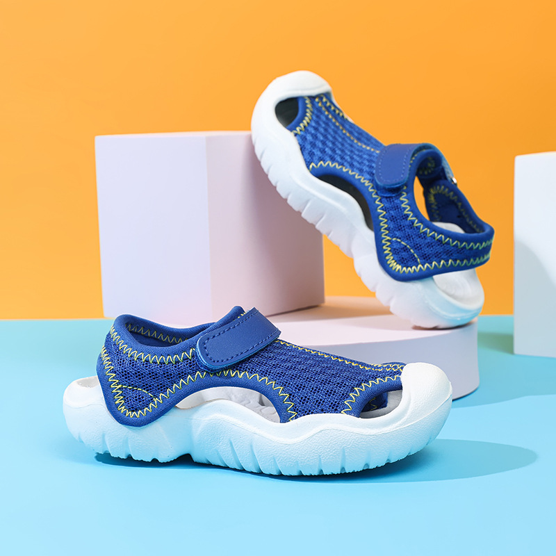 Sandalias para niños con punta cerrada para hombres y mujeres al por mayor Zapatillas de bebé para niños grandes, medianas y pequeñas nuevos zapatos de playa antideslizantes populares a prueba de agua