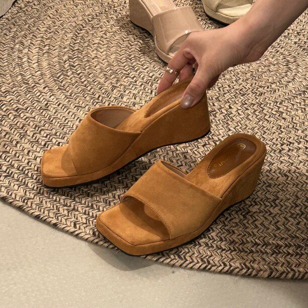 New Retro French-Style Wedge-Heeled Thick-Soled Stylish High-Heeled Shoes for Short Women, Versatile for Outdoor Wear, Summer Slippers New Retro French-Style Wedge-Heeled Thick-Soled Stylish High-Heeled Shoes for Short Women, Versatile for Outdoor Wear, Summer Slippers
