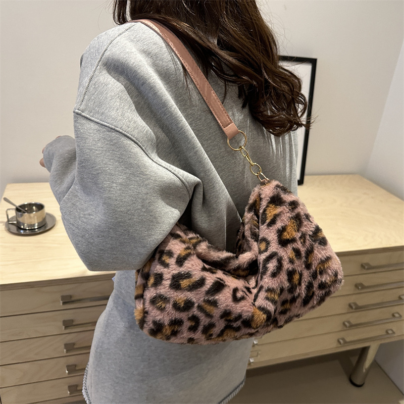 Bolsas de peluche de moda estampadas de leopardo 2024 nuevas sensaciones de alto nivel de un hombro casual bajo una gran capacidad de bolsas de lana extranjera