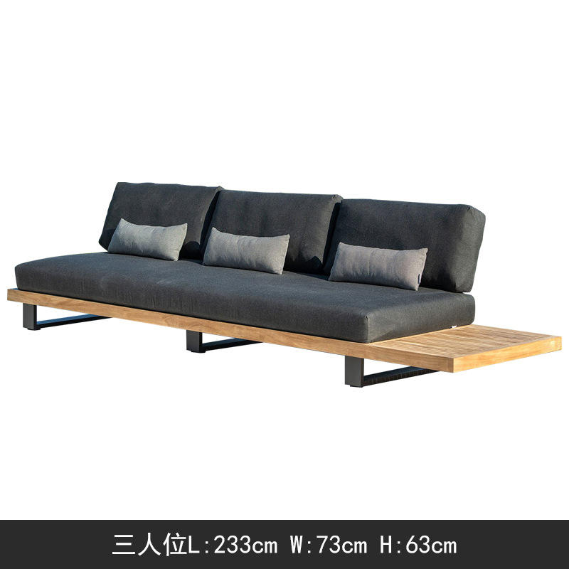 Tres personas traen mesas de café