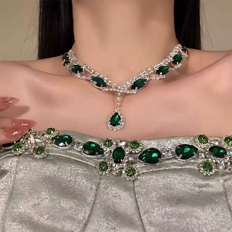 Industria pesada temperamento destellante diamante gota de agua collar de borla temperamento vestido de noche con moda exquisito collar de moda de lujo ligero mujeres