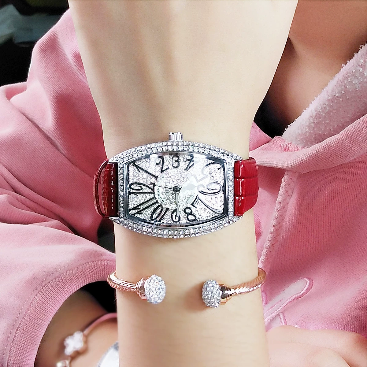 Торговля за рубежом, сезонная распродажа fashion micro-поставки женские часы цифровая серебряная оболочка барабанного типа женские оптовые, размещенные от имени