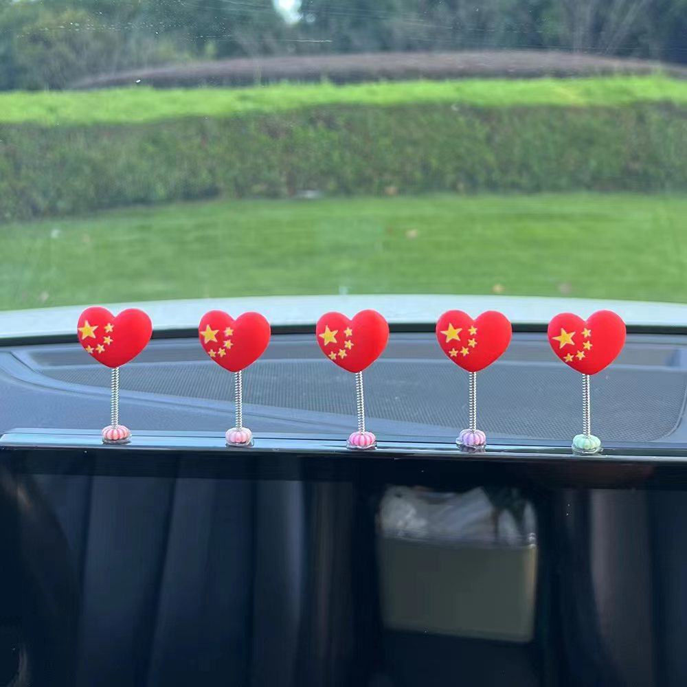 Coche sacudiendo la cabeza, adornos pequeños, adornos de primavera, panel de instrumentos, accesorios de interior, decoración de coche de bandera roja junto a la ventana, Día Nacional