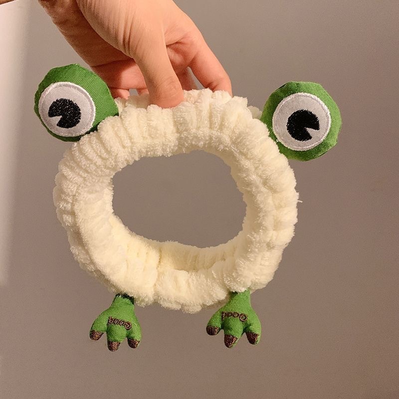 顔を洗って髪を洗って新型の少女の韓国の化粧をつけてマスクの専用のカチューシャをつけます。