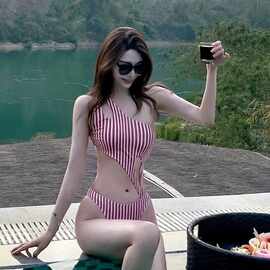 条纹泳装修身2024单肩连体泳衣女甜度假韩版比基尼性感露腰美日韩