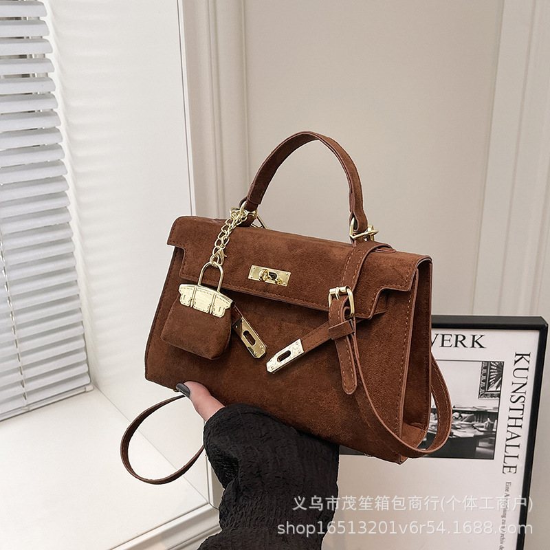 Trendy and stylish commuter bag with a lock closure, Korean-style Kelly bag, niche design, large capacity, lightweight luxury crossbody bag, cross-border bag Trendy and stylish commuter bag with a lock closure, Korean-style Kelly bag, niche design, large capacity, lightweight luxury crossbody bag, cross-border bag