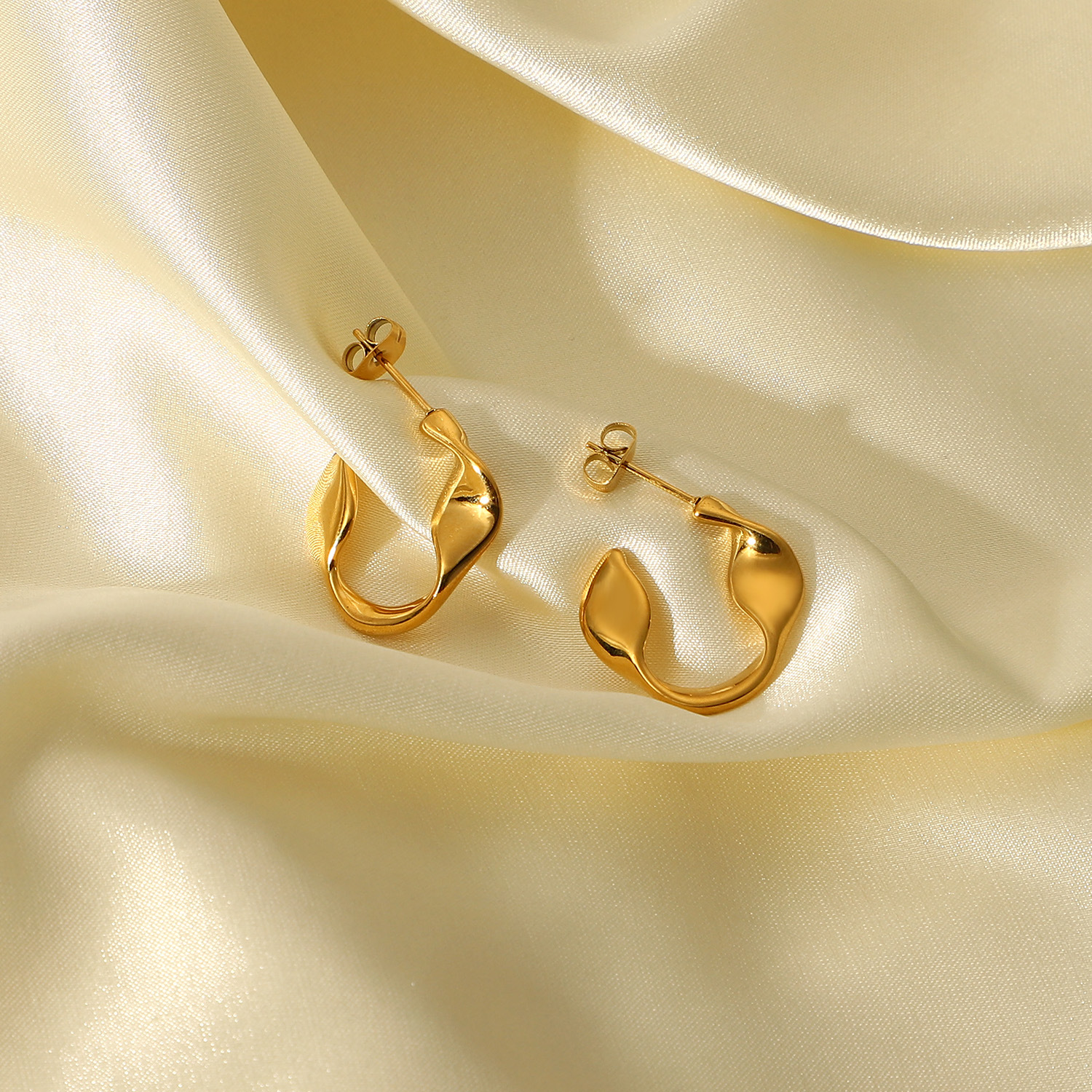 New Fashion Simple 18k Gold Plated Stainless Steel Mobius Hoop Earrings Stud display picture 2