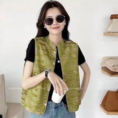 春秋モデルの二面は国風の中国式ベストを着ています。
