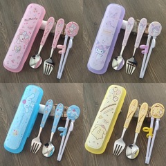サンリオのクールな米の大きい耳の犬の子供の食器の赤ちゃんは箸の304ステンレスのスプーンのフォークの食器の箱を練習します。