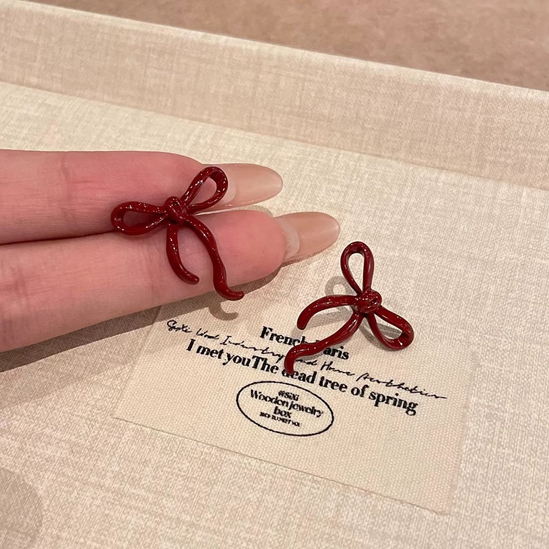 Ретро-портовый стиль темперамент Ankela красный бант серьги серьги женские 2024 новые нишевые премиум чувство серьги