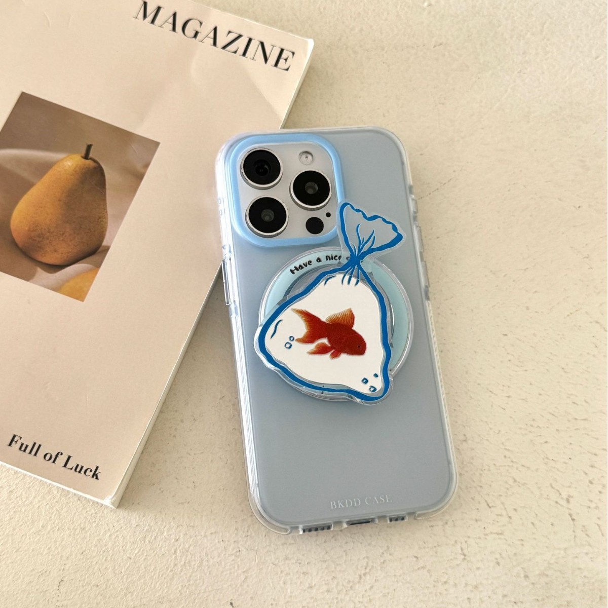 Soporte magnético de espejo de pez dorado degradado simple para Apple 16ProMax funda para teléfono móvil 15Pro pareja 14/13