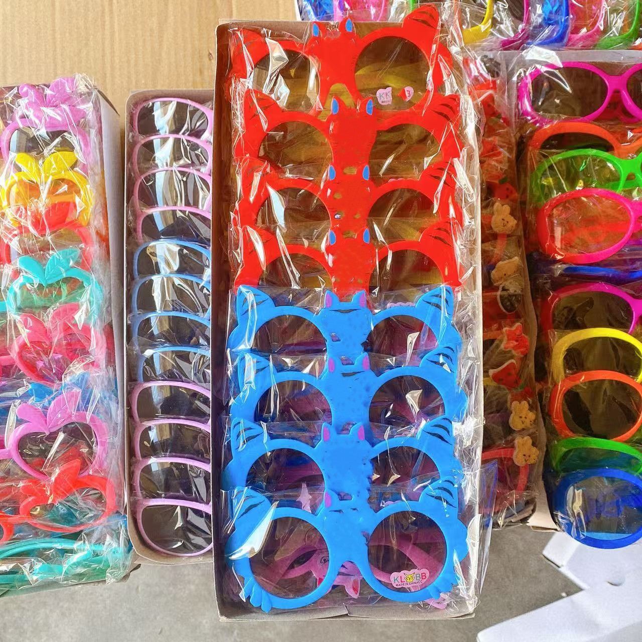 Niños gafas de sol de dibujos animados lindos gafas de sol de dibujos animados colorido para niños niñas gafas de sol al por mayor tienda de 2 yuanes