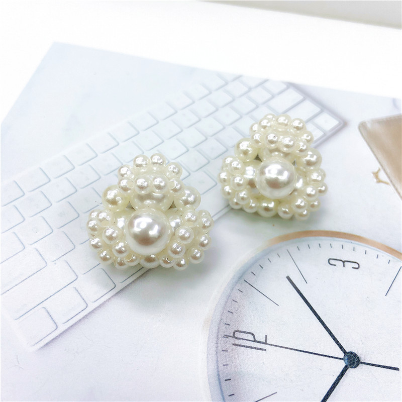 Baroque Inlaid Pearl Simple Flower Earrings display picture 4