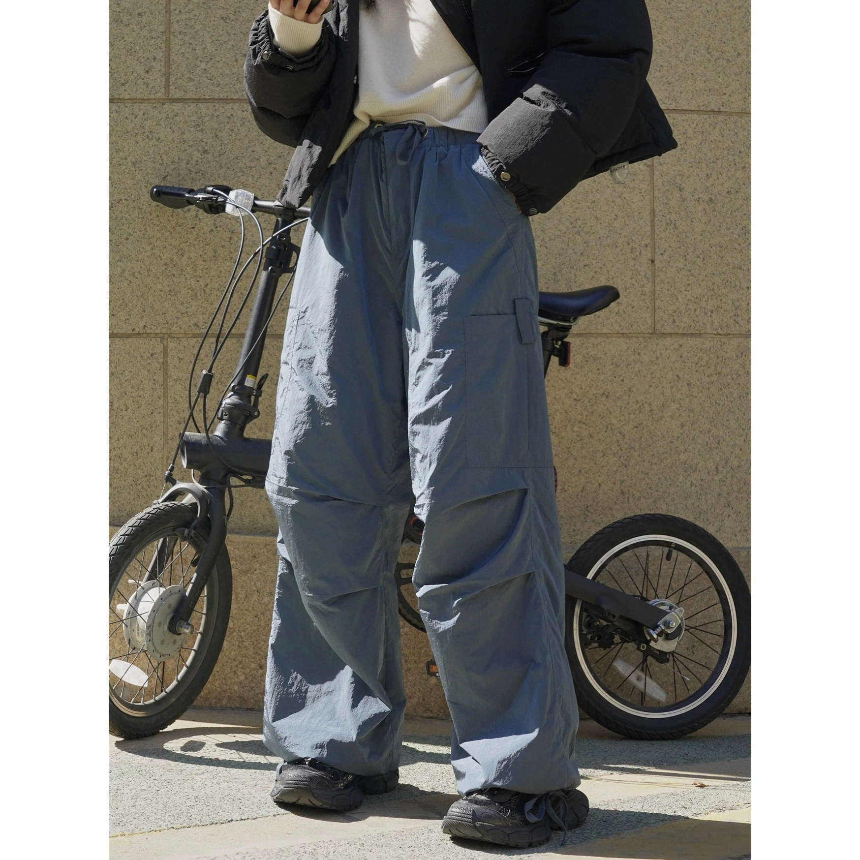 Зимние новые американские уличные стильные плиссированные стеганые карго-брюки с завязками, свободные широкие брюки для женщин, утягивающие длинные брюки для повседневной носки