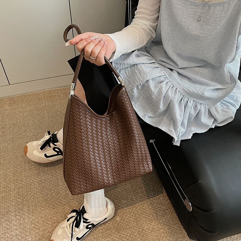 Bolso de axila retro estilo de Hong Kong 2025 verano nuevo estilo bolso femenino moda tejido patrón bolso de hombro de mujer salvaje