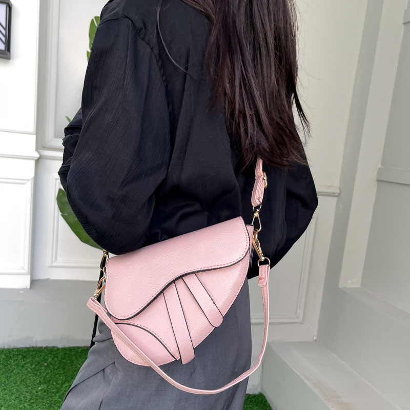 캐주얼 서양식 여성 어깨 크로스 바디 백 여성 2023 겨울 새 패션 캐주얼 안장 가방 한국식 트렌디 백