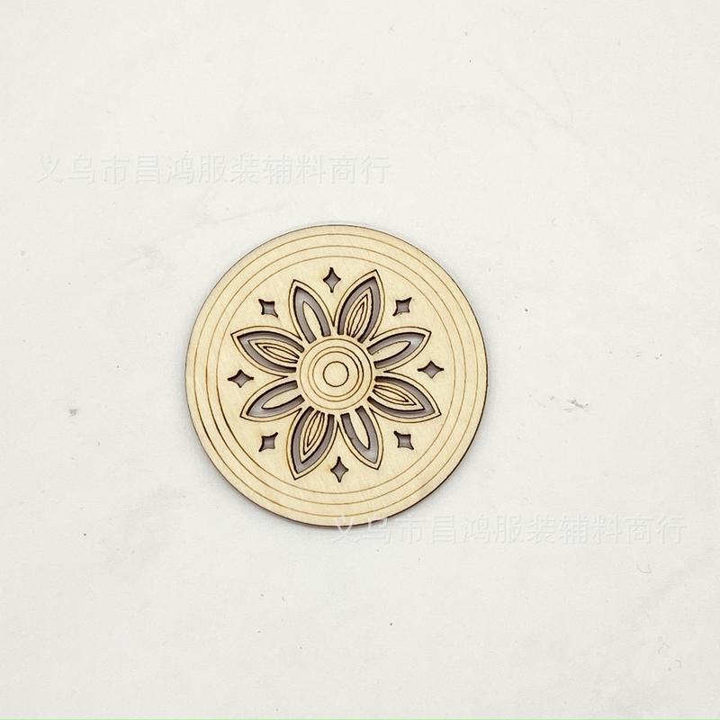 Diyアクセサリーの木製の透かし彫りのペンダントの透かし彫りの窓の花の木の切れの60mm-70mmの透かし彫りの円の現物の卸売り|undefined