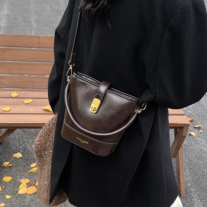 Bolso de mano de viaje retro para mujeres 2024 nuevo estilo simple bolso de hombro universal de moda alta sensación bolso de cubo