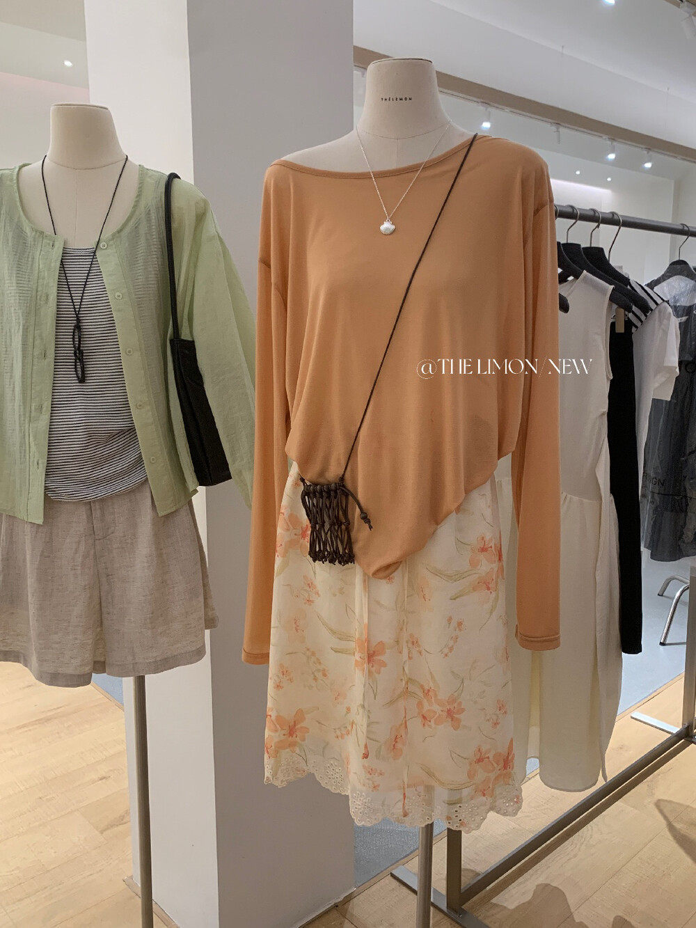 Áo thun nữ tay dài cổ V thiết kế xoắn nút, mặc hai kiểu, chống nắng, form rộng suông — màu hồng, màu cam, màu trắng, xanh lá cây chi tiết 23