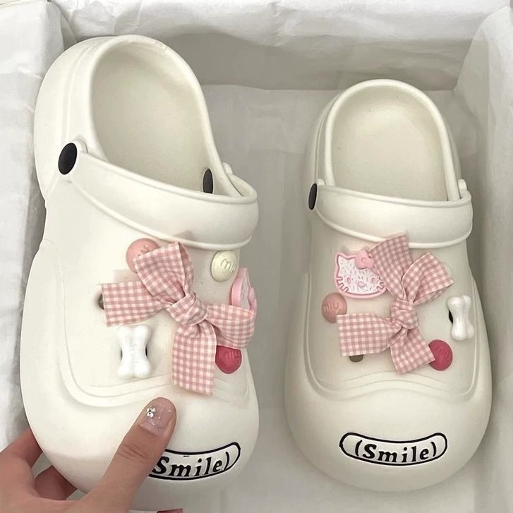 Тапочки с дырками Женская верхняя одежда 2023 летняя новая домашняя обувь с бантом на низком каблуке и губкой с мультяшными рисунками