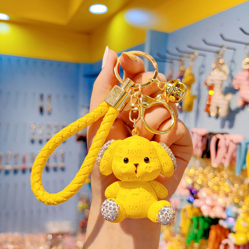 Cute llavero de dibujos animados mujeres diamantes letras perros automóviles colgantes pareja llavero bolsos de estudiantes colgantes al por mayor